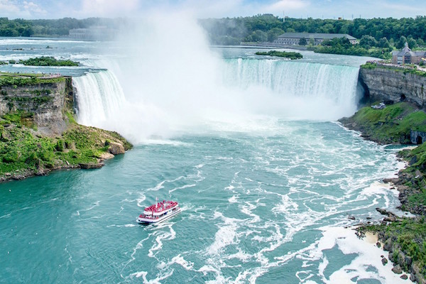 Niagara Falls view of Horseshoe Falls and Hornblower Tours (Maid of the Mist) boat