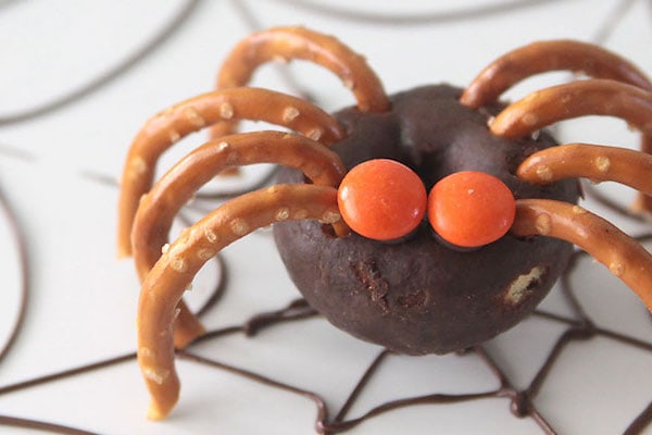 Halloween treats for kids: donut pretzel spiders