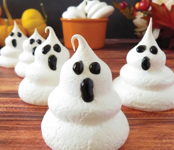 Halloween treats for kids: ghost meringues