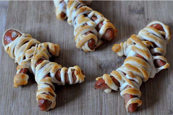 Halloween treats for kids: mummy dogs