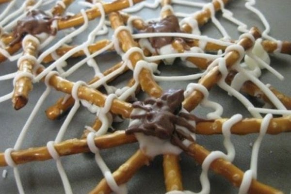 Halloween treats for kids: spider web snacks